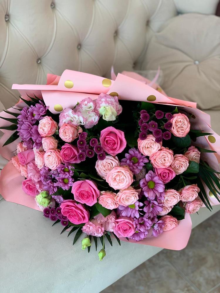 Букет цветов из: Хризантемы, Розы и Лизиантусы в Пинюг