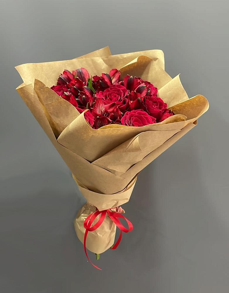 Букет цветов из: Альстромерии и Розы в Пинюг