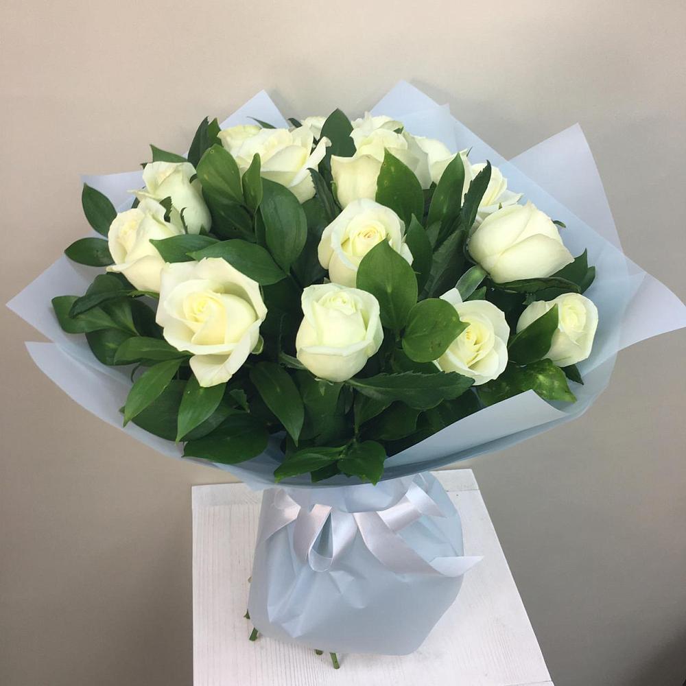 Букет 15 Белых роз Проуд в Пинюг