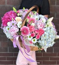 Композиция солнечный день в Пинюг Цветочная композиция из Розы, Хризантемы, Пионы и Лизиантусы в корзине в Пинюг