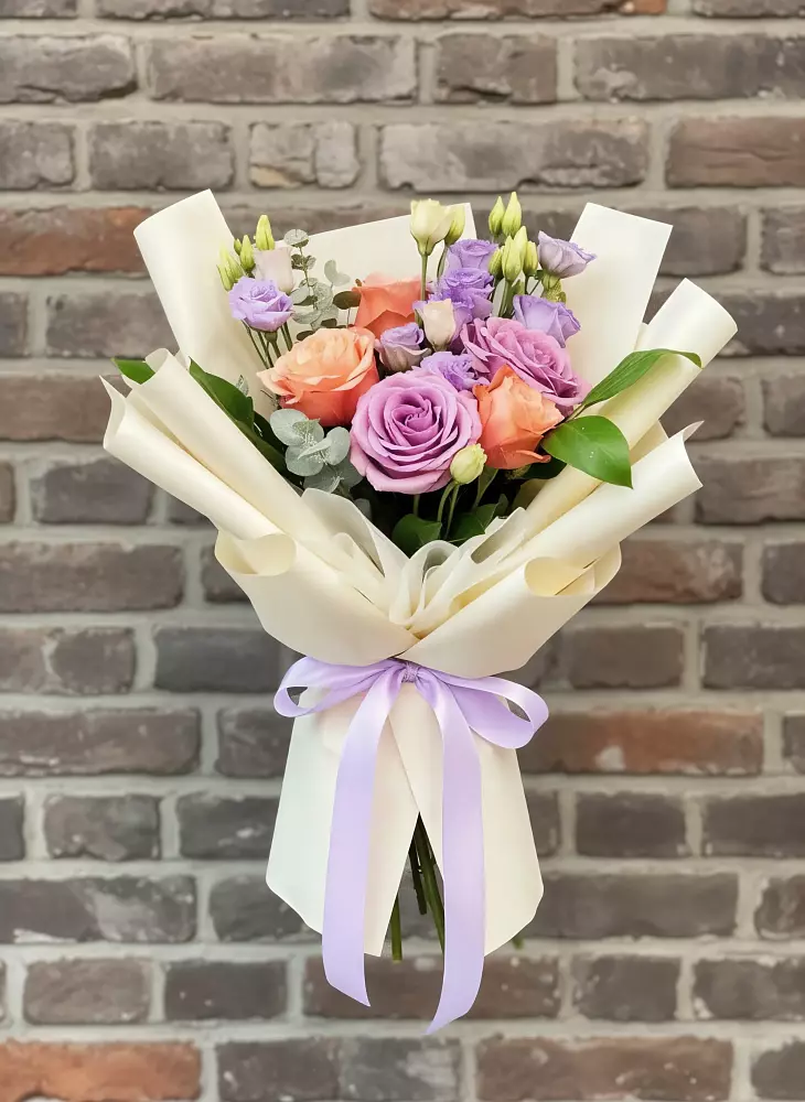 Букет цветов из: Лизиантусы и Розы в Пинюг