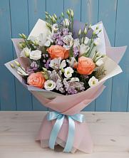 Букет цветов из:  Лизиантусы, Розы, Альстромерии и Гипсофила в Пинюг