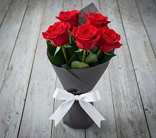 Букет 5 Красных роз Эдлесс Лав в Пинюг