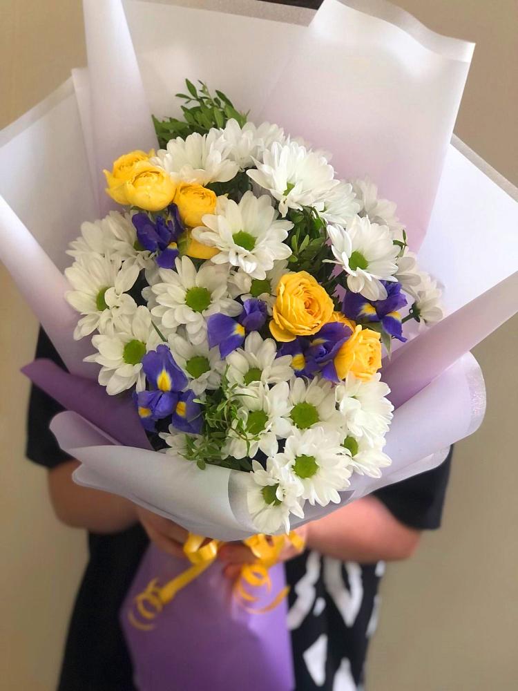 Букет цветов из: Ирисы, Хризантемы и Розы в Пинюг