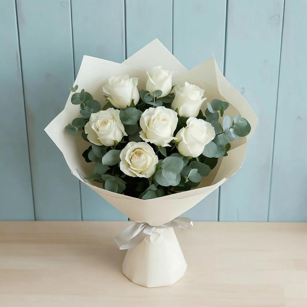 Букет Белые розы в Эвкалипте в Пинюг