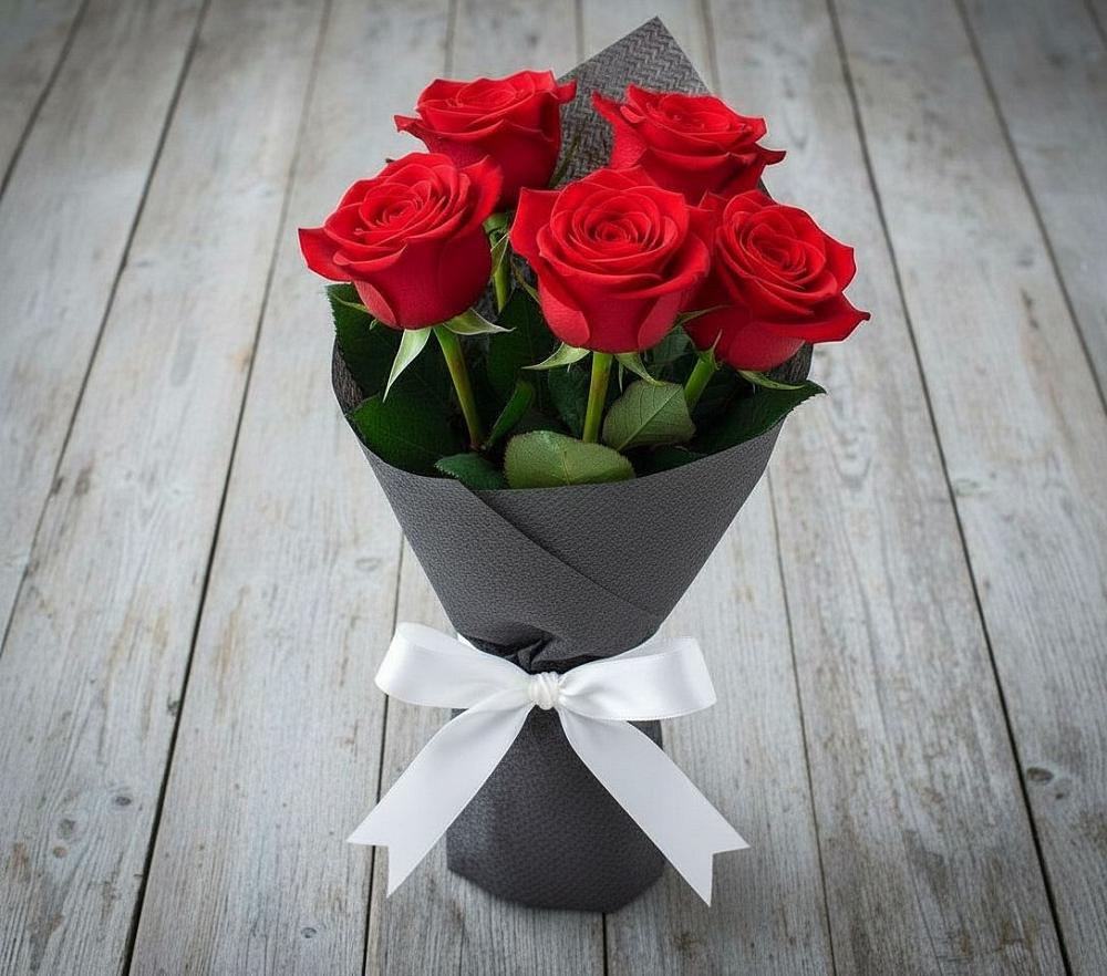 Букет 5 Красных роз Эдлесс Лав в Пинюг