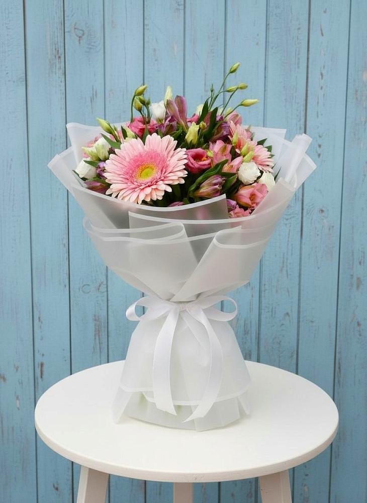 Букет цветов из: Герберы, Альстромерии и Лизиантусы в Пинюг