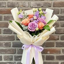 Букет цветов из:  Лизиантусы и Розы в Пинюг