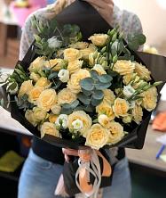 Букет птица счастья в Пинюг Букет цветов из: Розы и Лизиантусы в Пинюг