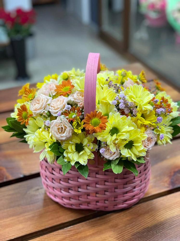 Цветочная композиция из Хризантемы и Розы в корзине в Пинюг