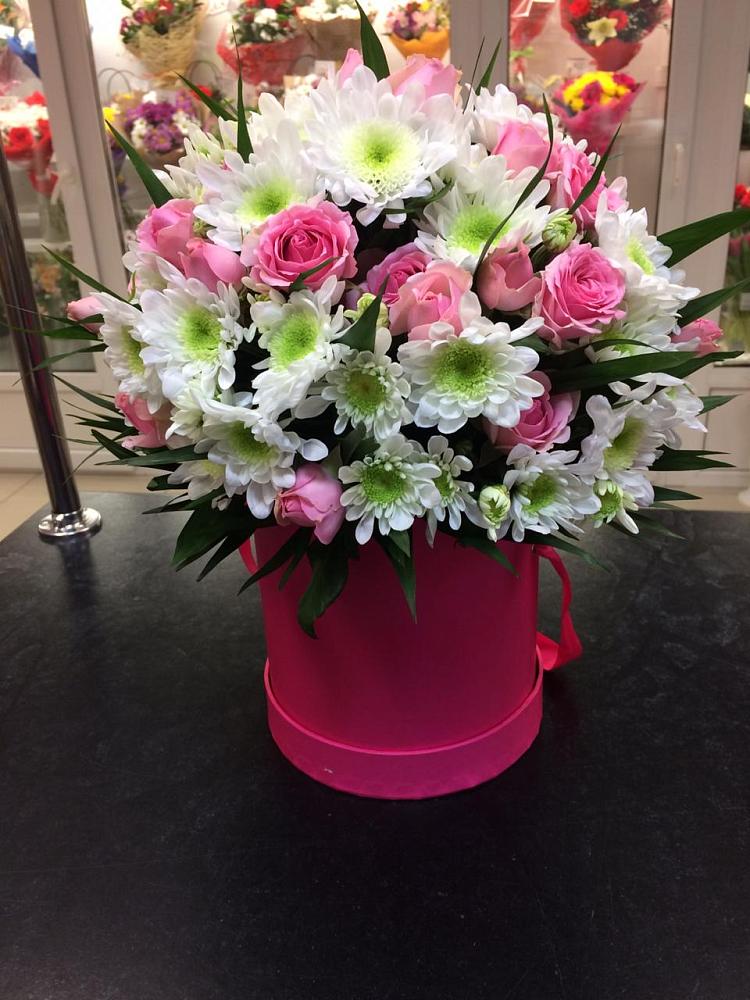 Цветочная композиция из Розы и Хризантемы в шляпной коробке в Пинюг