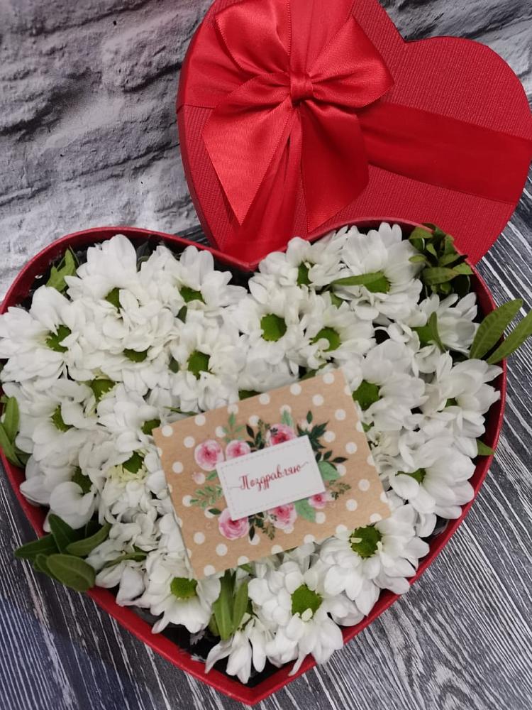 Цветочная композиция из Хризантемы в виде сердца в Пинюг