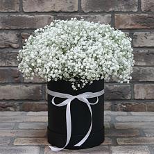 Цветочная композиция из Гипсофила в шляпной коробке в Пинюг