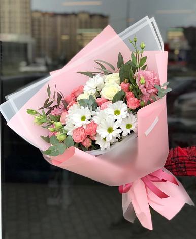 Букет цветов из: Розы, Лизиантусы и Хризантемы в Пинюг