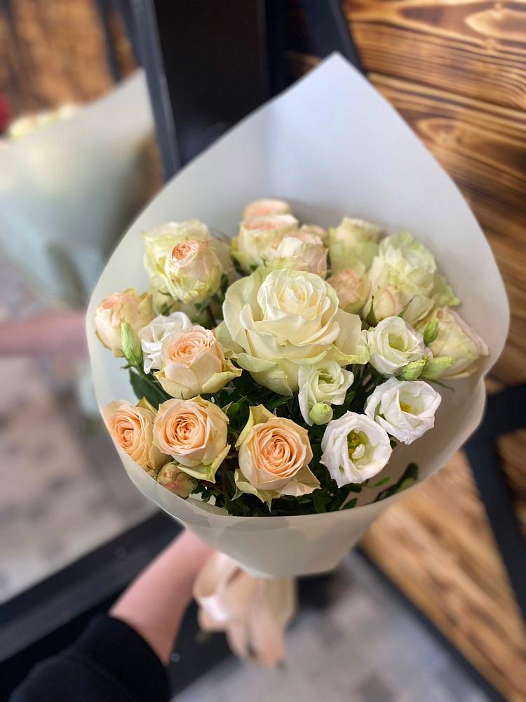 Букет цветов из: Розы и Лизиантусы в Пинюг